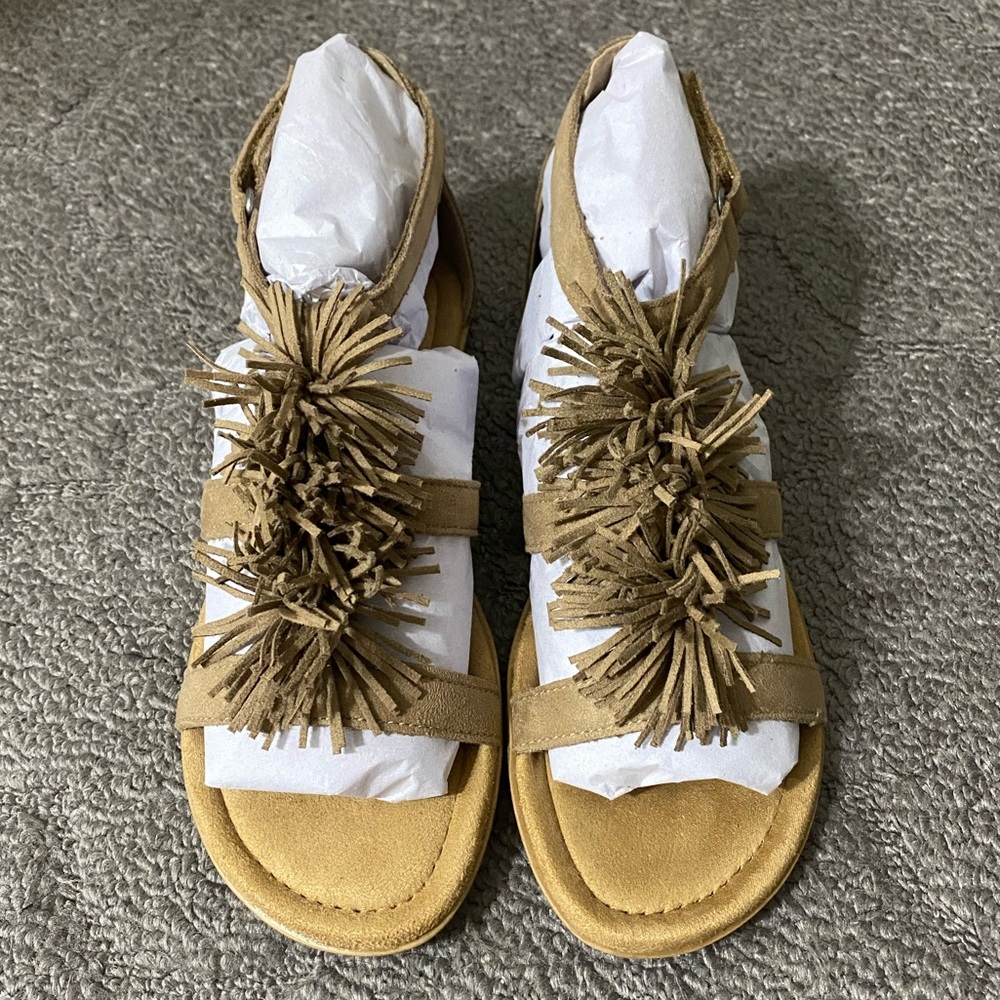NIB Minnetonka Sandals